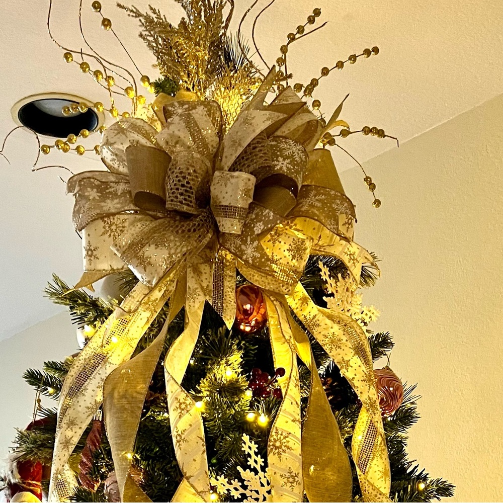 Tree topper bow